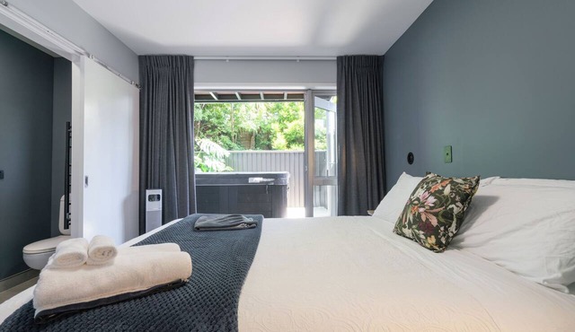 Spacious Home Near CBD | SPA Pool | Parking | 3BR