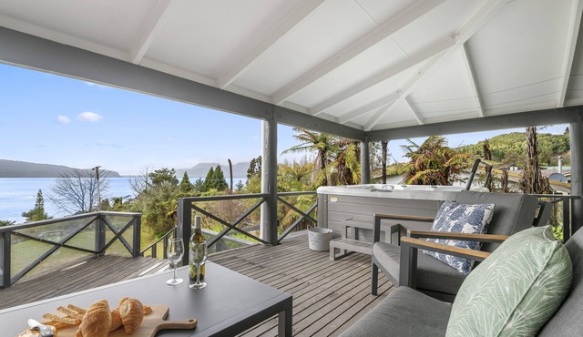 Splendour on Spencer - Lake Tarawera Holiday Home