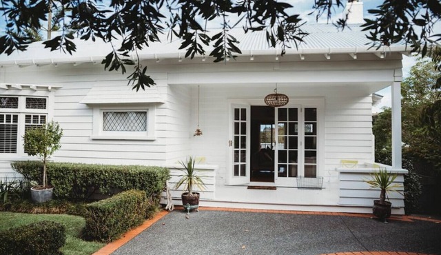 Step into this beautiful vintage villa and relax – your holiday has begun.