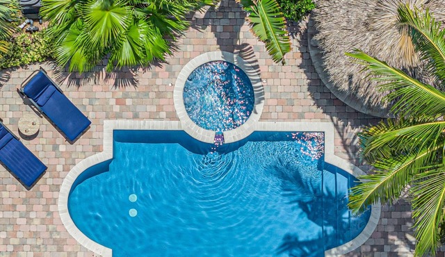 Steps from the Beach/Heated Pool/Seaside Key