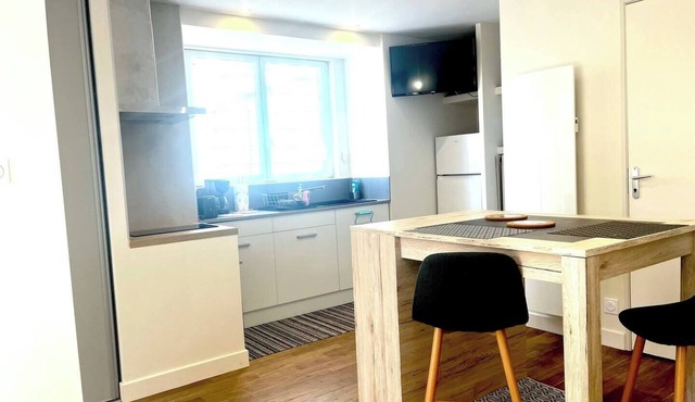 Studio 30m2, parking, 2 pers, 10 min from Aurillac