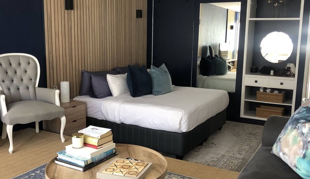 Studio Blue - Mouille Point, from beach to bar! With sea and yachts in the bay.