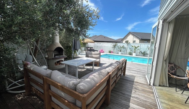Stunning Family Home with Pool, Spa & Walk to Beach in Papamoa
