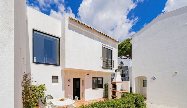 Stunning Villa Sea Views, UK TV, Wifi, Air Con, Heating, 3 min Walk to Beach