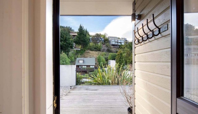 Sunshine Bay Stay | Lake Views & Cosy Fireplace