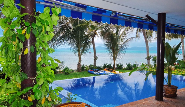 Superb Beachfront Villa with private Pool & Jacuzzi in tropical garden.