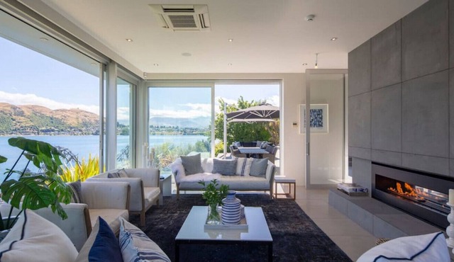 Supreme Lakefront - private lakefront villa