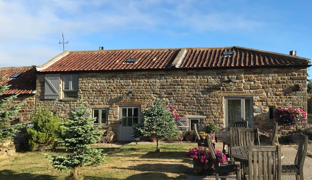 SWALLOW COTTAGE, pet friendly, with open fire in Staintondale