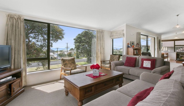 Sweeping Sea Views - Waihi Holiday Home