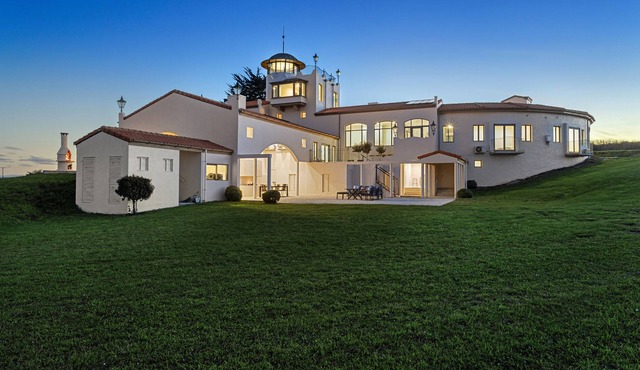 THE CASTLE - SEFTON HOLIDAY HOME, with a garden in North Canterbury