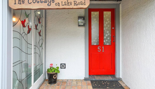 The Cottage on Lake Road - 2 Bedroom Historic Cottage in CBD