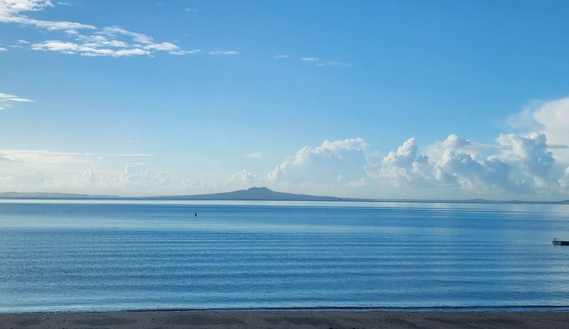 The Drift - Arkles Bay. Studio. 200m from the beach.