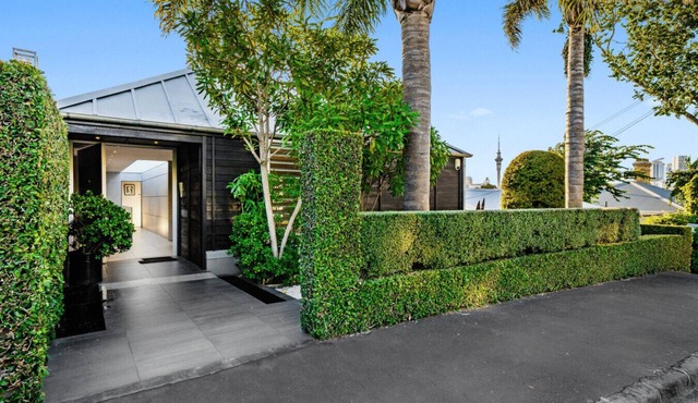 ⭐The Gilbraltar House by Homello⭐ | Steps to Parnell Village | Hot Tub | Home Cinema