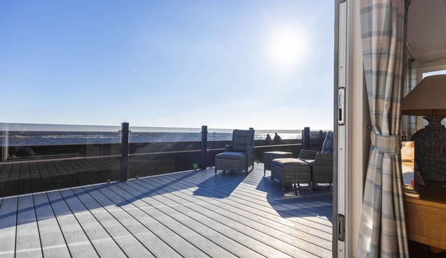The Great Escape - a frontline lodge overlooking Avon Beach