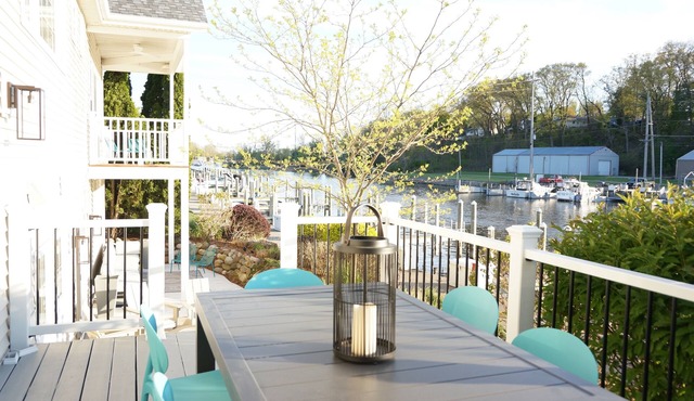 The Harbor Hideout - Riverside home near Beaches, Pier, downtown shops