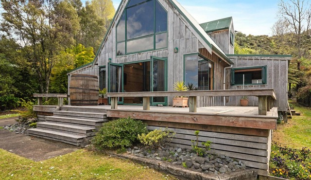 THE LAKEVIEW CHALET - LAKE TARAWERA HOLIDAY HOME in Oneroa