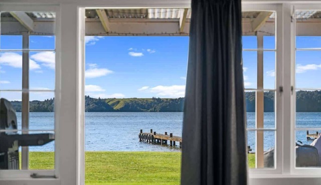 The Middle | Lakefront with Private Jetty