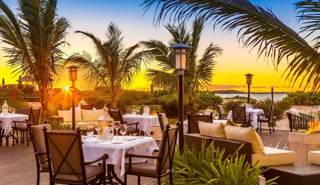 The Palms, 3-bedroom Deluxe Oceanfront Suite – Infinity Pool & Beach Access