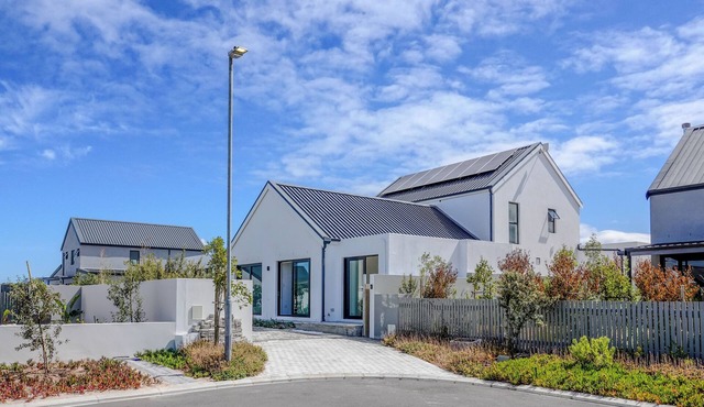The Totally Awesome Cowabunga Cottage! 2-Bedroom En-Suite Coastal Getaway.