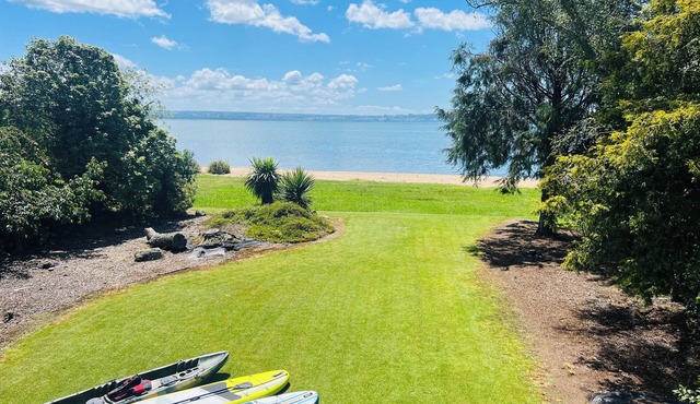 Tranquil Lake Side Retreat: Your Perfect Getaway In Holdens Bay