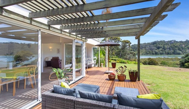 Unique waterfront home, peacful and private. Aircon, free parking, free wifi