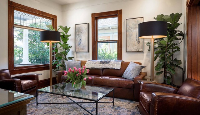 Upscale Downtown home. Walk to Beach, Bars, and Shops