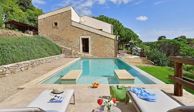 Villa Caltagira: An elegant and welcoming two-story villa surrounded by a wonderful age-old park, with Free WI-FI.