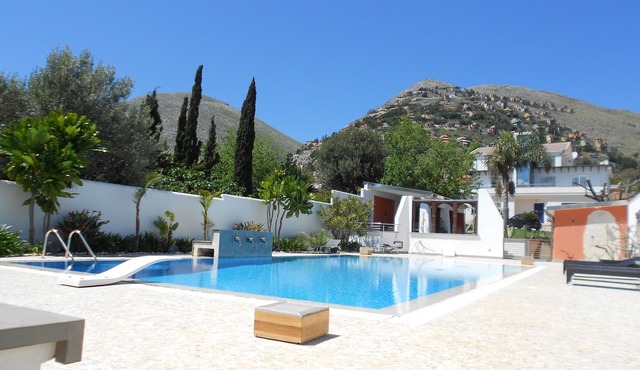 Villa Elloise's Apartment with Luxury Private Pool in Mondello