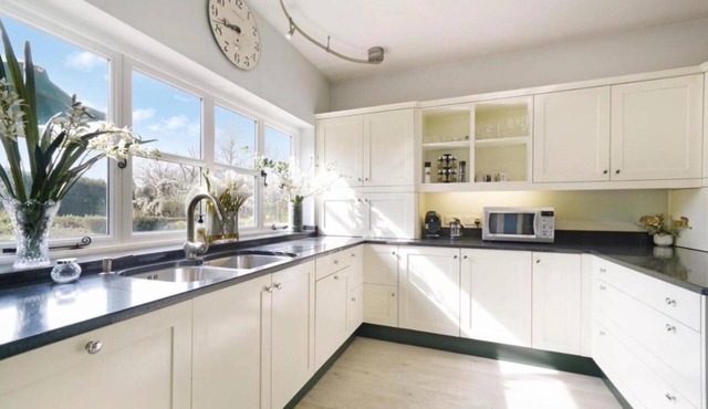 Villa Sleeps 17 - Hot Tub, Garden, Free Parking
