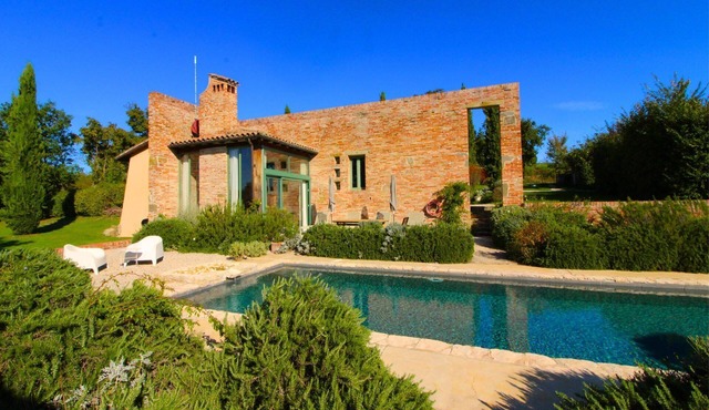 Villa with private pool nestled in the hills of Pozzo della Chiana. Well-equipped kitchens, air cond