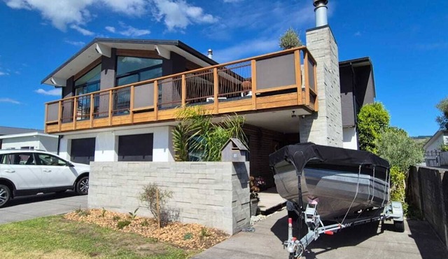 Waihi Beach Wowzer: Spacious & Stylish Retreat with Sea Views & beach proximity!