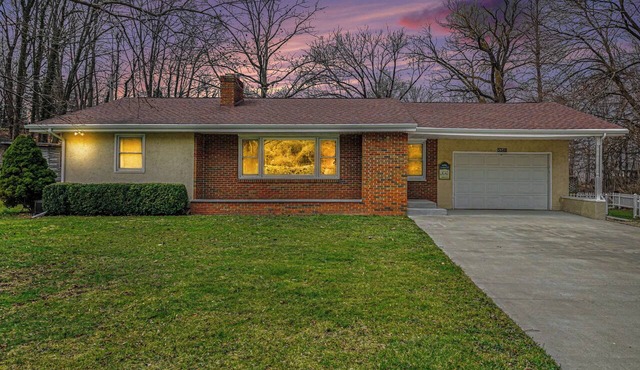 Walk to the Beach. Lake Michigan sunset views from upper deck. 3 bedroom home.