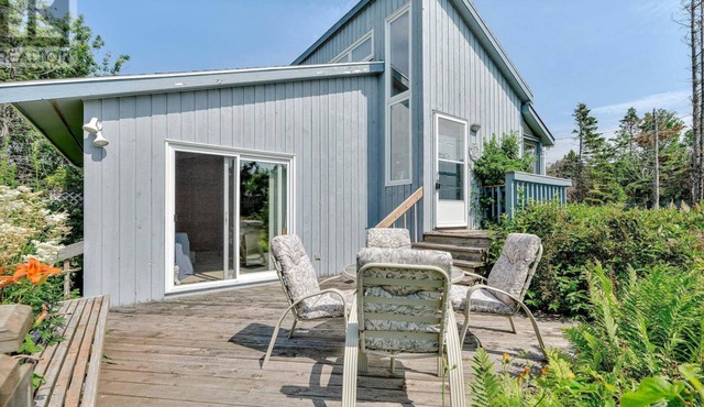 Waterfront 2 BR cottage on 1 acre private lot walking distance to beaches!