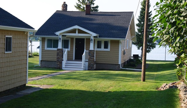 Waterfront Cottage Bungalow: 1500 Sq. ft. unit w/Central Air conditioning