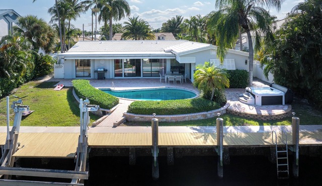Waterfront Luxe 3BR Pool, Hot Tub & Dock