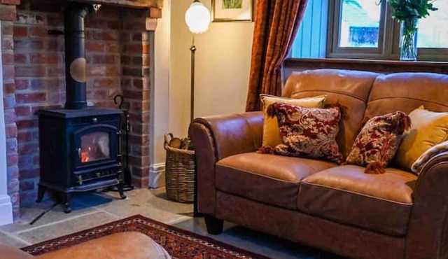 Whatley Cottage, Rural Retreat. Pet Friendly.