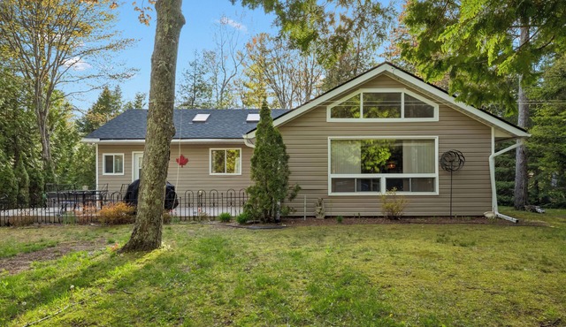 Whitecaps Cottage | Hot Tub | Near BEACH | AC | PET Friendly