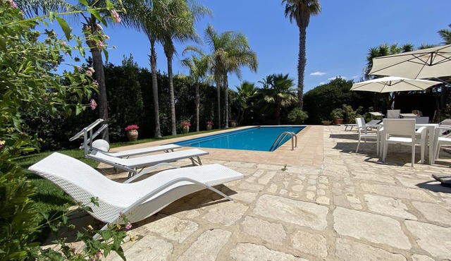 Wonderful villa with private swimming pool, park, 350 meters from the beach