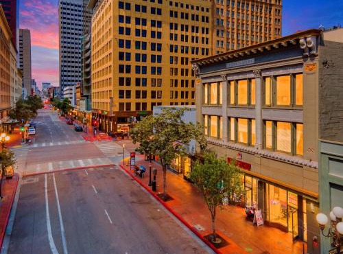 Woolworth Loft - Stylish Gaslamp Stay and Sleeps 8!