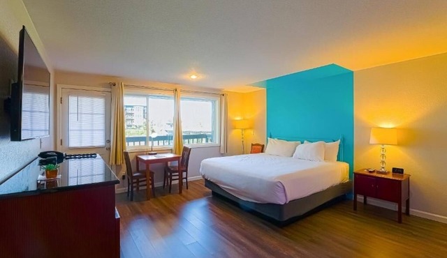Your Scenic Seaside Haven! Kitchenette, Pet-friendly Property, Free Parking!