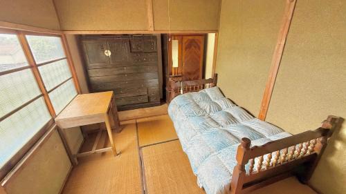 Standard Twin Room with Shared Bathroom