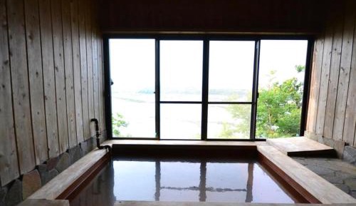 One-Bedroom Holiday Home with River View and Shared Bathroom