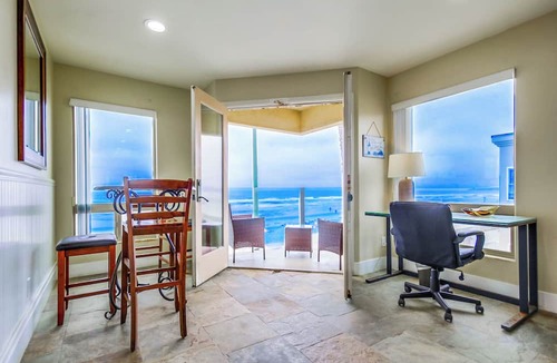 Mission Beach Condo | BOOK THIS AMAZING OCEANFRONT CONDO RIGHT IN MISSION BEACH! GREAT AMMENTIES.