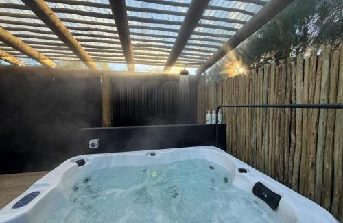 Kumeu House | Romantic Glamping Bus, Heat pump, Spa & outdoor TV