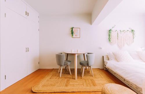 Susakiuramachi Apartment | Chic Nakasu Apartment Perfect for 2 Guests