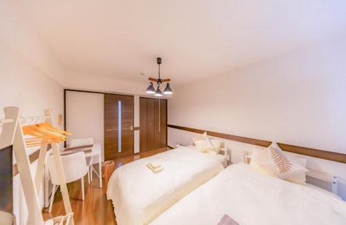 Yonabaru Apartment | オーシャンビュー窓から見える景色を思い出に the琉球タワー10E