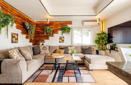 Tokeshi Apartment | カラオケ ビリヤード 卓球 ダーツ バーベキュー 4寝室8ベッド16名可 読谷村 沖縄中部
