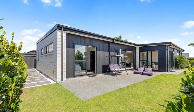 Sol Escape - Papamoa Beach Holiday Home