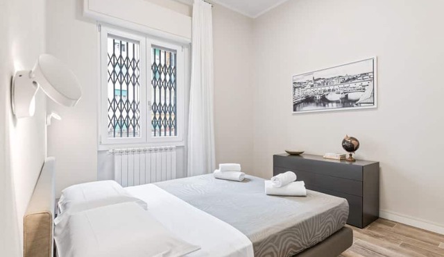 GuestHost - Comfortable 40 sqm apartment that can accommodate up to 4 people. Located on the ground floor (steps to access) of a building in Maragliano/Redi district, a lively neighborhood well connected to the historic center by public transportation,