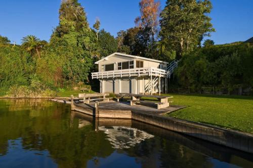 Rotoiti Boathouse - Waterfront Jetty Kayaks